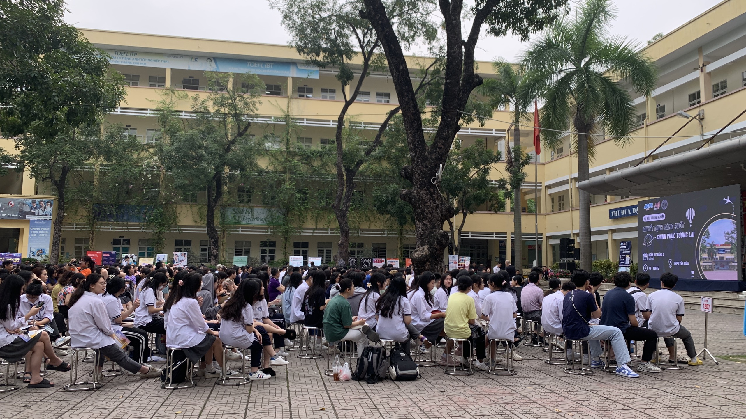 Sáng sớm, các bạn học sinh đã có mặt đông đủ.