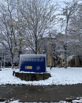 Đại học Huddersfield mở đơn kì tháng 5/2025 cho 20 khóa học Thạc sĩ tại Huddersfield Business School