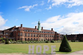Du học Anh 2026: Liverpool Hope (LHISC) mở đơn, học bổng & tư vấn miễn phí từ iae GLOBAL